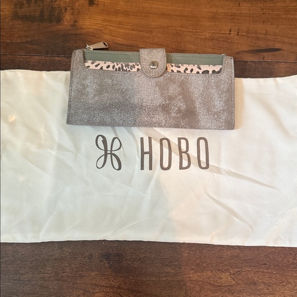 Hobo Women’s Elegant Distressed Grayish Animal Print With Green Leather Wallet. - Picture 9 of 9